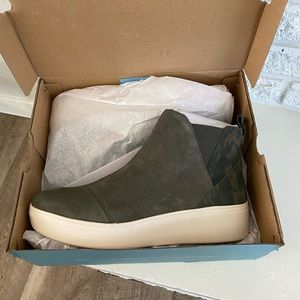 NWT Toms W’s 9.5 Jamie Suede Slip On Sneaker in Tarmac Olive Suede/Camo